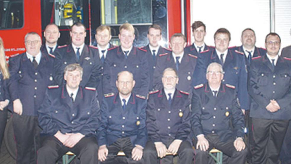 Das Gruppenfoto zeigt Ernannte, Beförderte und Gewählte mit den Gästen. © Fotos: Rand (Feuerwehr)