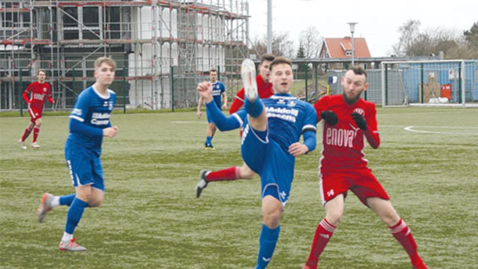Vladislav Bertram (rechts) hatte in der 80. Minute Pech und erzielte ein Eigentor. © Foto: Born