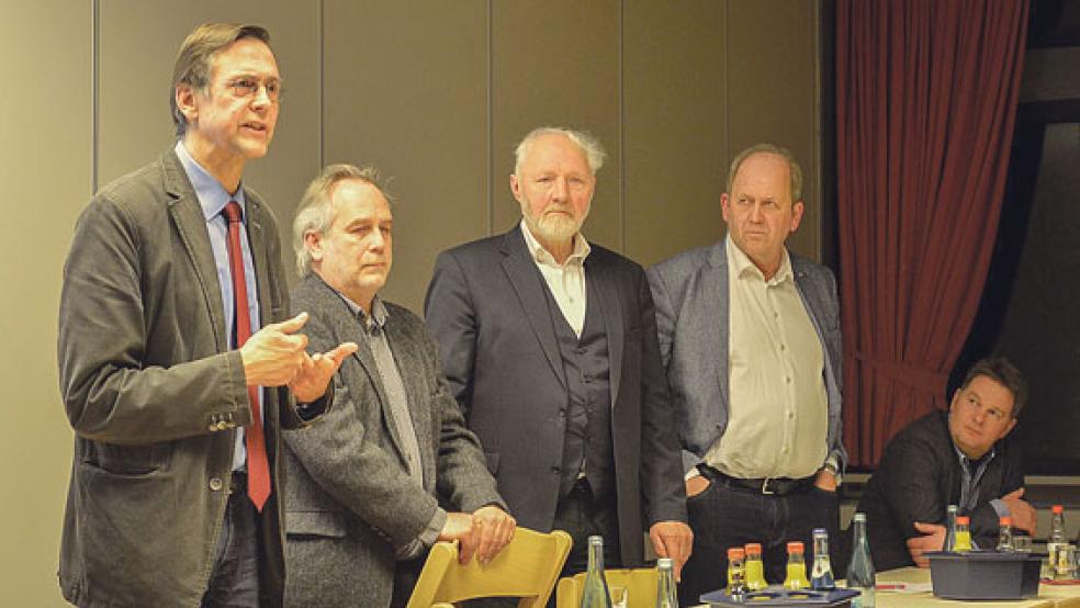 Auf dem Podium in Jemgum: Dirk Post und Dieter de Vries vom NLWKN, Arnold Venema und Hermann Grupe (beide FDP) und Klaus Borde (Landwirtschaftlicher Hauptverein). © Foto: Günter Roeden