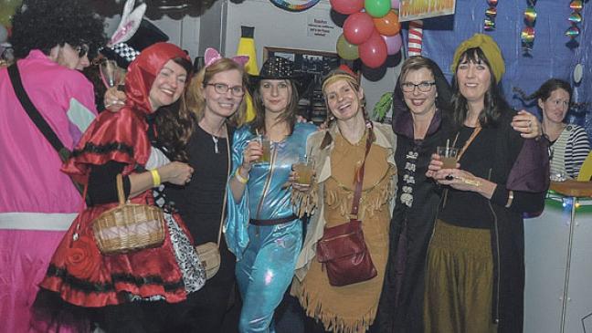Bingumer Karneval in der Theaterscheune bis zum frühen Morgen