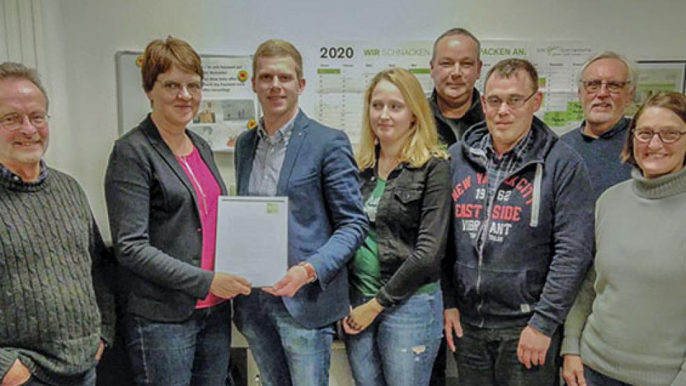 Im Dialog: Der Grünen-Kreisvorsitzende Lutz Drewniok aus Weener, die Landtagsabgeordnete Meta Janssen-Kucz, die Landwirte Christian de Riese, Sara Collmann, Gerhard Behrends (Wymeer) und Focko Schuhmann sowie Bruno Schachner und Christiane Hilbert von den Grünen. © Foto: Grüne