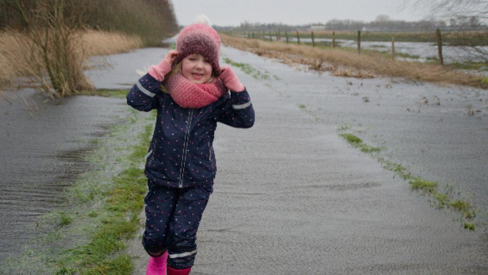 Für Merle ist der überschwemmte Püttenbollenweg in den Meentelanden ein großer Spaß. © Foto: Marc Buntjer