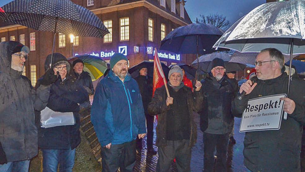 Ein Aktionsschild mit der Aufschrift »Respekt! - Kein Platz für Rassismus« überreichten Rolf Boehnke, Thomas Gelder und Tom Bohmfalk (von links) an den Leeraner Ratsvorsitzenden Hauke Sattler (rechts). © Foto: Ammermann