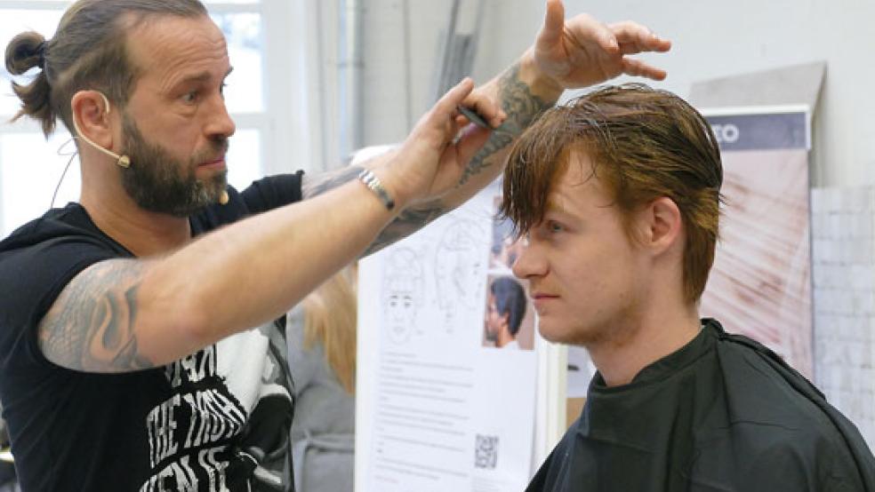 Anders als sonst wurden die Frisuren und deren Gestaltung dieses Mal nicht auf einem einzigen zentralen Laufsteg, sondern auf drei verschiedenen im Raum verteilten Podesten präsentiert. © Fotos: Jürgens