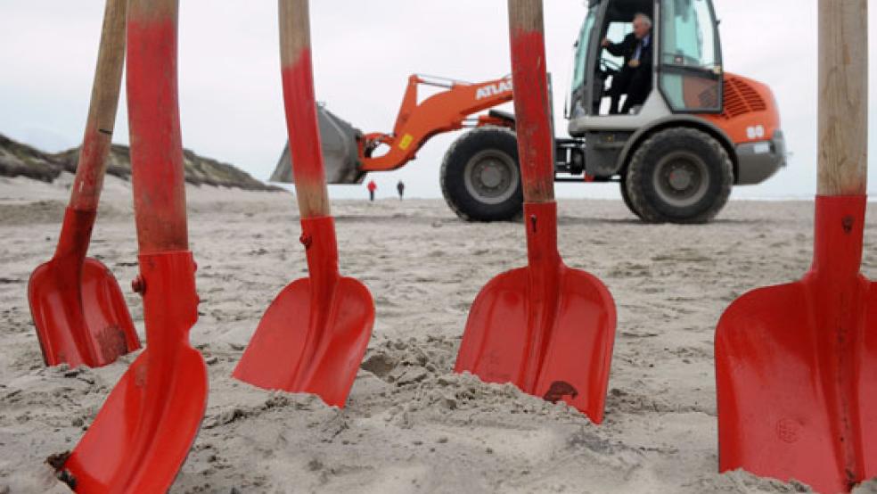 Auf Langeoog sind nach den jüngsten Stürmen etliche Hundert Meter Strand weggerissen worden. © Archivfoto: Ingo Wagner (dpa)