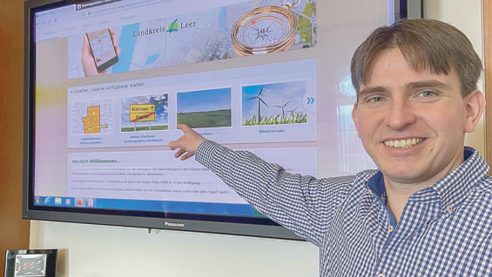 Daten-Manager: Micha Gerke und seine Teamkollegen beim Kreis Leer verwalten über 10.000 Geodaten-Sätze auf dem Portal »Kreisatlas«. Es richtet sich an Behördenvertreter ebenso wie an Planer, Architekten und Normalbürger-  © Foto: Hanken