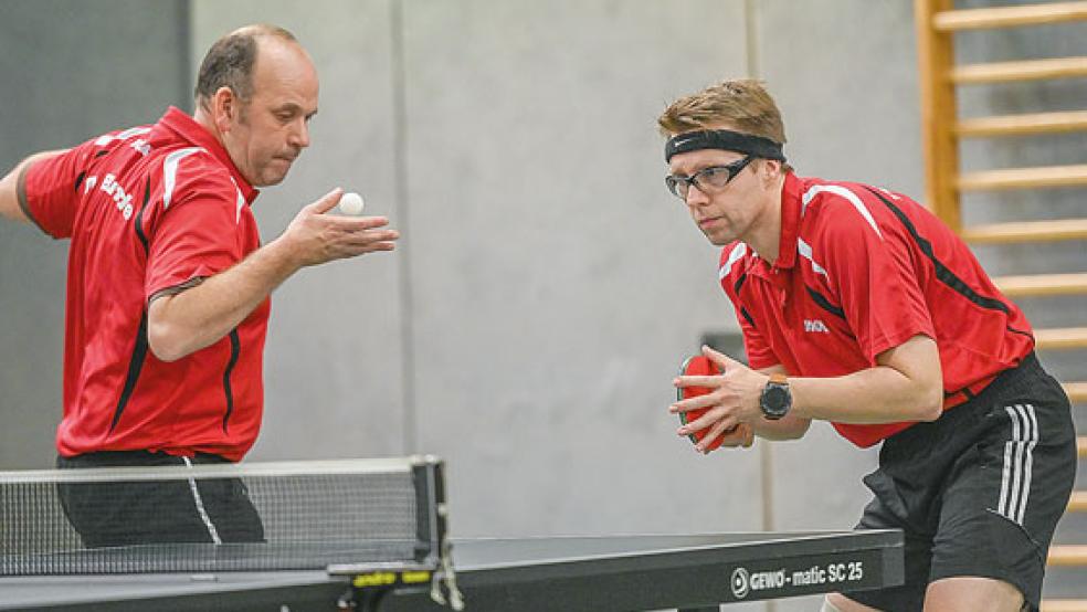 Götz Zechner (links) und Ralf Freitag spielen mit dem TV Bunde I auch in der nächsten Saison in der Bezirksliga. © Foto: Bruins