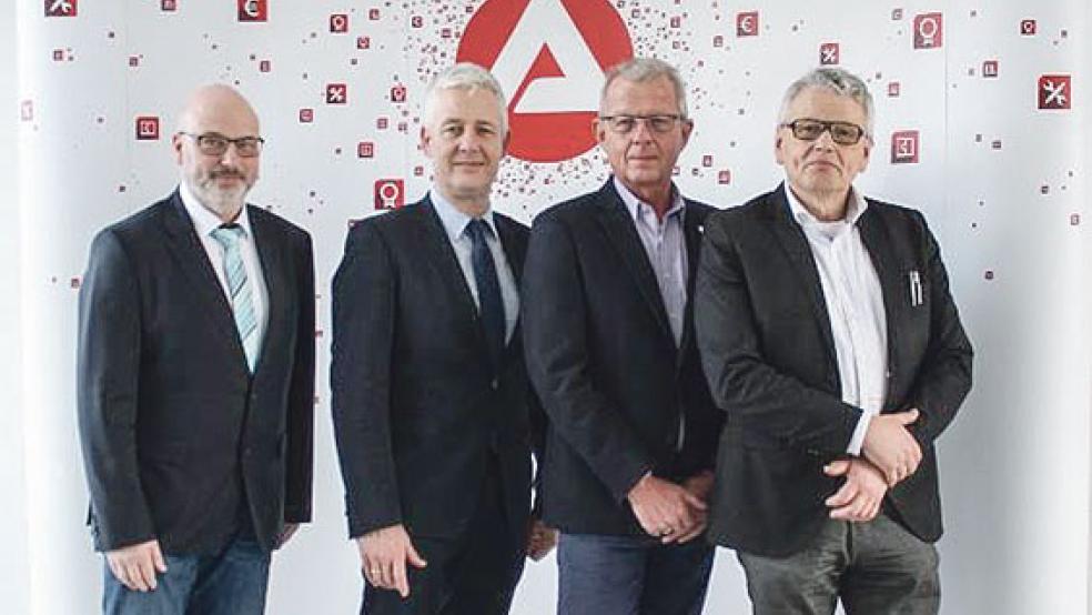 Zeigten sich optimistisch (von links): Michael Kläsener (Amtsleiter des Zentrums für Arbeit Leer), Matthias Groote (Landrat des Landkreises Leer), Rolánd Dupak (Vorsitzender der Geschäftsführung der Agentur für Arbeit Emden Leer) und Manfred Gardemann (Geschäftsführer Operativ der Agentur für Arbeit Emden-Leer). © Foto: Agentur für Arbeit