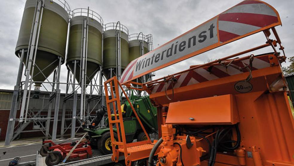 Mitarbeiter des Straßen- und Tiefbauamtes des Landkreises Leer sind im Winter bisher 17 Mal ausgerückt. © Foto: Landkreis Leer