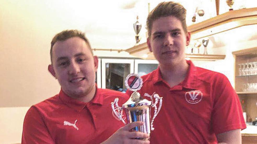 Beim Orgadata-Cup gehen aus dem Rheiderland unter anderem Daniel Gideon und Jannik Boekhoff (von links) vom TV Bunde sowie Keno Tom Dieck und Mark Bruns vom SV Ems Jemgum an den Start. Die beiden Teams belegten beim E-Sport-Turnier des SV Ems den ersten und zweiten Platz. © Foto: SV Ems Jemgum