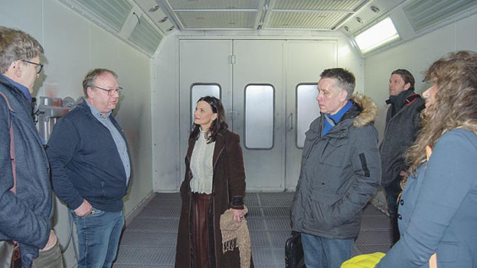 Auch eine Lackierkabine in den Hallen der Firma Klinkenborg wurde gestern kurz besichtigt. Unser Foto zeigt Achim Klinkenborg (Zweiter von links) im Gespräch mit der Ausschussvorsitzenden Gitta Connemann. © Foto: Hoegen