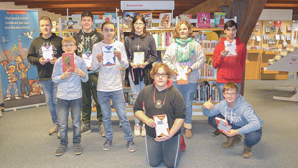 An einem überregionalen Vorlesewettbewerb in der Leeraner Stadtbibliothek haben sich Mitte Februar neun Jugendliche aus Emden, Weener, Ihren und Leer beteiligt. © Foto: privat
