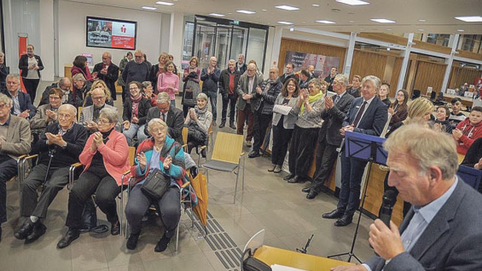 Wolfgang Kellner (rechts), Vorsitzender der Gesellschaft für Christlich-Jüdische Zusammenarbeit in Ostfriesland, begrüßte die Gäste in den Räumen der Sparkasse. © Fotos: Wolters