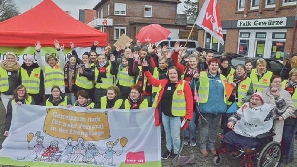 80 Mitarbeiter der Senioren- und Blindeneinrichtung ProSenis in Leer fordern für sich den Tarifvertrag des öffentlichen Dienst (TVöD). © Fotos: Ammermann