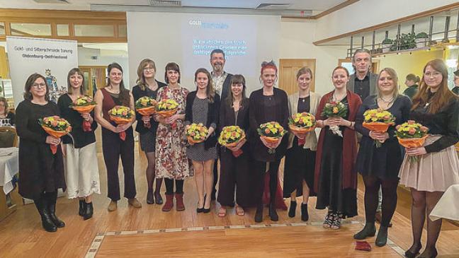 Schmiede-Innung spricht Gesellinnen nach alter Sitte frei