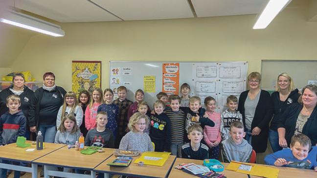 Theatergruppe spendet an Fördervereine der Grundschulen in Ditzum und Jemgum