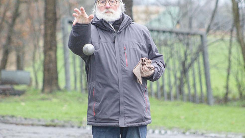 Beim Boule kommt es auf die Technik an. Jochen Kowalski probiert es hier mit einem Unterhandwurf.  © Foto: Berents