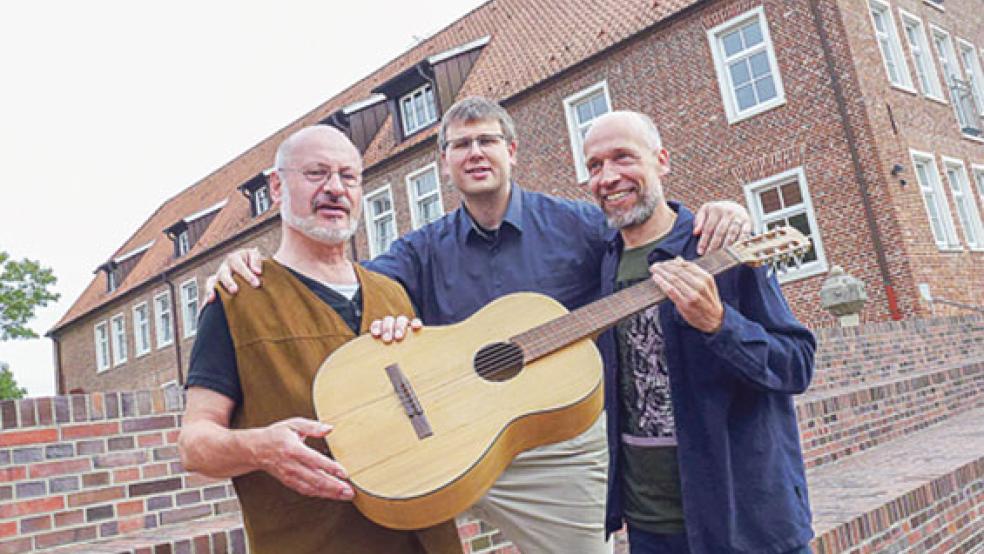 Üben mit den Teilnehmern des Bandworkshops: Robert Willms, Tobias Kokkelink und Dirk Lüthge (von links) © Foto: Jugendzentrum Alte Post