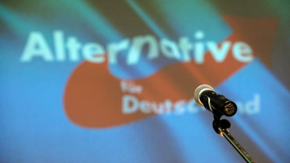 Das AfD-Mikrofon in Neufirrel bleibt verwaist. Im Vorfeld hatten unter anderem Helmut Plöger, Günter Harms (beide SPD) sowie Walter Eberlei und Carola Bergmans (»Jemgum 21«) gemeinsam dazu aufgerufen, »ein Zeichen gegen den Rechtsextremismus zu setzen«. © Symbolfoto: Sebastian Willnow (dpa)