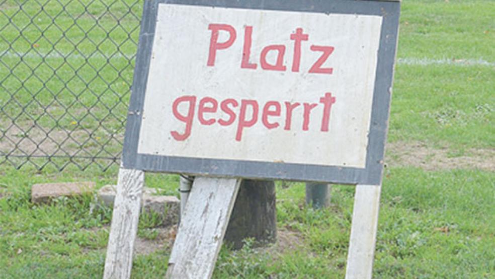 Platz gesperrt: Der Regen lässt derzeit keinen Fußball auf Rasenplätzen zu. © Foto: Muising