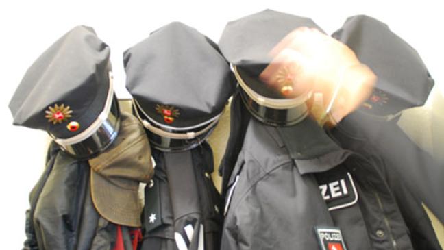 Unbekannter sticht auf Jungen ein