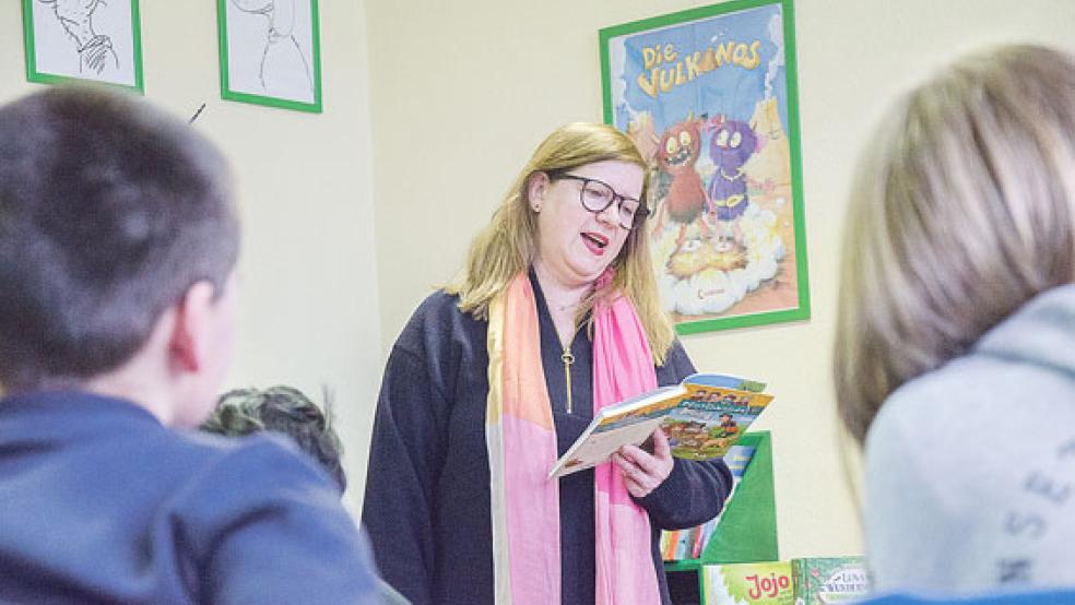 Gebannt lauschten Pestalozzischüler aus Weener der Autorin Usch Luhn. © Foto: Hankent