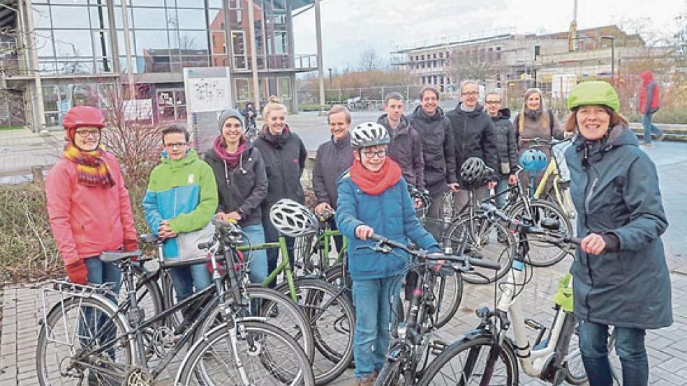 Die Emder Schokofahrer beim Vorbereitungstreffen auf dem Campus der Hochschule Emden-Leer: Monika Batke, Jan-Leon Batke (12), Kyra Buschak, Henriette Radsack, Michael Becker, Jasper Scheumann (12), Mathis Büsing, Frank Ockenga, Karlis Ockenga (15), Ailt Ockenga (13), Zane Vanaga-Ockenga und Inga Scheumann. © Foto: Wolf