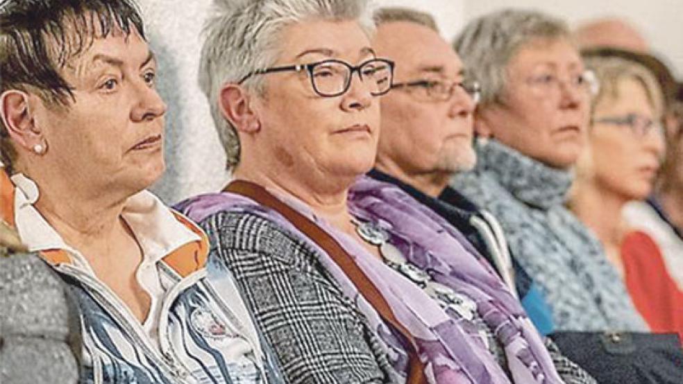 Zahlreiche Hundebesitzer verfolgten die Sitzung des Norder Rates im Hotel Reichshof und stellten Fragen an die Verwaltung und Kurdirektion. © Foto: EZ/Frischlich