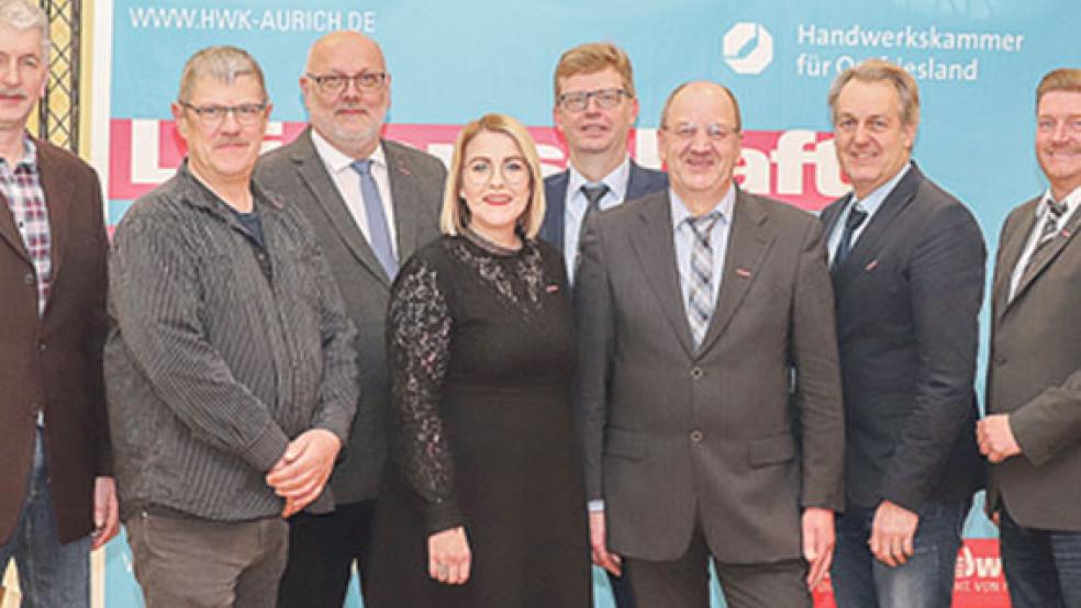 Das Präsidium mit dem Vorstand und Jörg Frerichs (rechts), Hauptgeschäftsführer der Handwerkskammer für Ostfriesland (von links): Hinrich Wulf, Herbert Abben, Jörg Klein, Imke Hennig, Albert Lienemann, Friedrich Lüpkes, Heiner Heijen und Jörg Tapper. Es fehlt Joachim Eilts. © Foto: Handwerkskammer für Ostfriesland