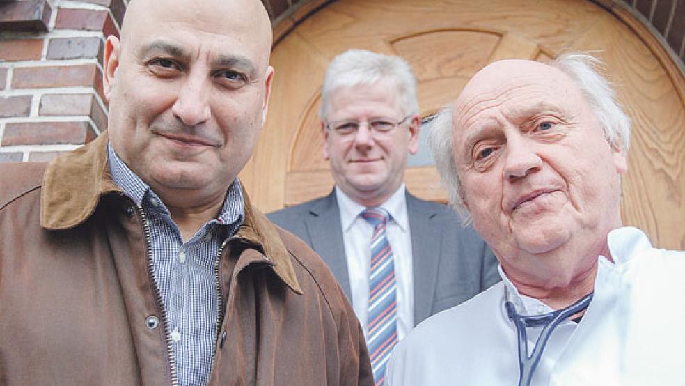 Reza Rezai (links) wird zum 1. April die Praxis von Dr. Herbert Neu (rechts) übernehmen und auch wieder Kassenpatienten behandeln. Bürgermeister Ludwig Sonnenberg freut sich über den zusätzlichen Arzt in Weener.  © Archivfoto: Hoegen