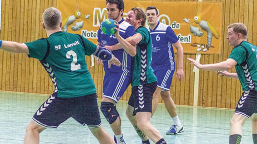 Enger als erhofft verlief aus Sicht des TuS Holthusen (blaue Trikots, hier Thomas Pawlik mit Ball) die Partie gegen die Sportfreunde Larrelt. © Foto: Ostendorp