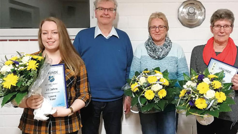 Geehrt wurden Laura Yzer (von links nach rechts) für 25 Jahre, Waltraud Frikke für 40 Jahre und Janette Lübbers für 50 Jahre TuS-Mitgliedschaft. Vorsitzender Gerald Jungeblut überreichte ihnen Blumen und eine Urkunde.  © Foto: privat