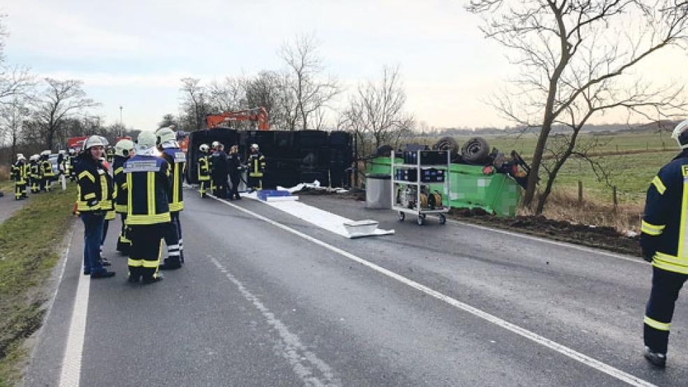 Ein mit 25.000 Liter Diesel beladener Tanklastzug ist in Bedekaspel in einen Graben geraten. © Foto: Polizei