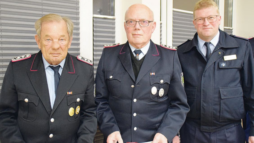 Bruno Waldecker (links) ist seit 50 Jahren Mitglied der Feuerwehr Ditzum, während Janneus Hartema 40 Jahre dabei ist. Beide wurden von Holger Bleicher als Vertreter der Kreisfeuerwehr Leer für ihr Engagement geehrt.  © Fotos: Himstedt