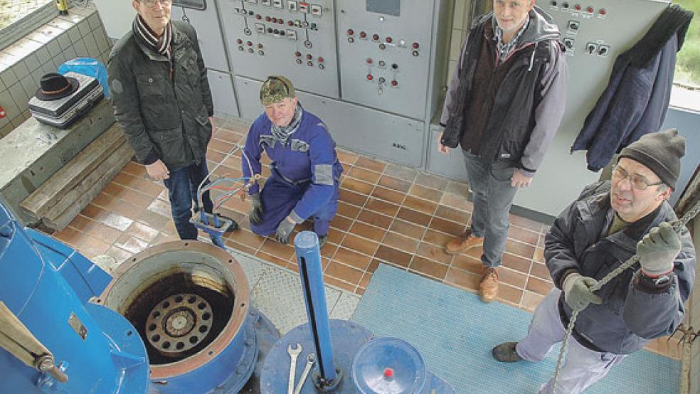 Die Pumpe läuft wieder: Obersielrichter Willem Berlin sowie Jens Meinders, Armin Beening und Sander Sanders (von links) gestern im Schöpfwerk in Bunderneuland. © Foto: Szyska