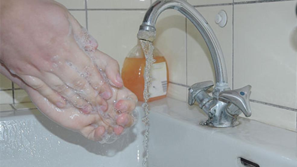 Hände waschen statt schütteln: Mit einfachen Verhaltensregeln lässt sich das Infektionsrisiko verringern. Einige Unternehmen gehen noch weiter. So hat die Meyer Werft jetzt Dienstreisen in Hochrisiko-Gebiete verboten. © Foto: Szyska