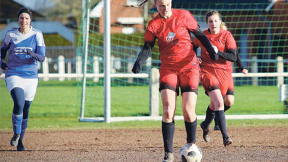 Tineke Albe (am Ball) und ihre Jemgumer Mitspielerinnen mussten in Twixlum auf ungewohntem Untergrund spielen. © Foto: privat