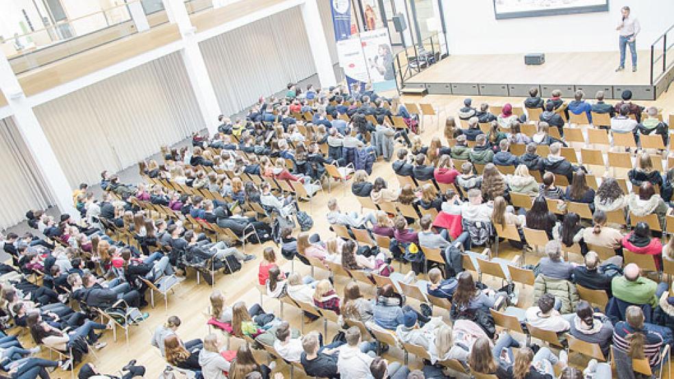 Ingo Espenschied bei seinem Vortrag im Sparkassen-Forum Leer. © Fotos: VHS