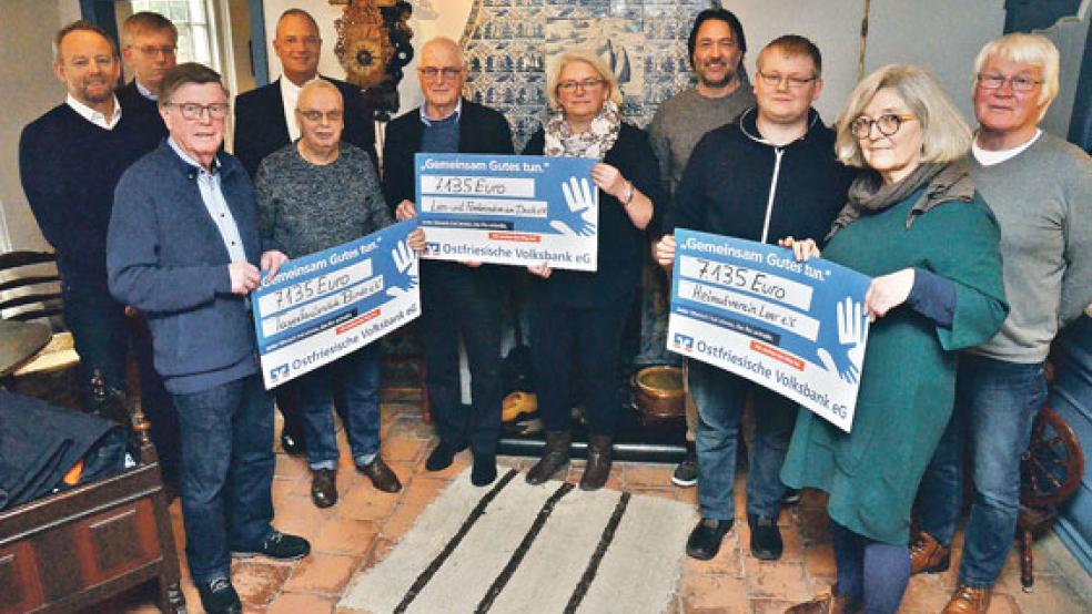 Glückliche Gesichter bei der Scheckübergabe (von links, hinten): Dr. Thilo Grape (1. Vizepräsident Lions Club Leer), Lars Nannen (Lions-Präsident), Holger Franz (Schatzmeister Lions Club Leer) sowie (von links, vorne) Bernhard Kolthoff (Schatzmeister Tagesförderstätte Bunde) und Vorsitzender Simon Sweers, vom Lern- und Förderzentrum am Deich Dr. Michael Finke (Vorsitzender), Claudia Kruse (Verwaltungsleiterin), Leiter des Heimatmuseum Burghardt Sonnenburg, Praktikant Jan Cramer und Hilke Boomgaarden als Vorsitzende sowie Enno Weege vom Heimatmuseum Leer. © Foto: Ammermann 