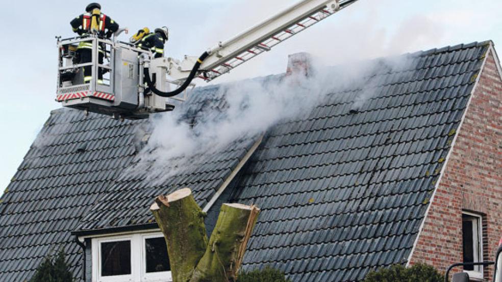 Löscharbeiten in luftiger Höhe: An der Straße »Am Park« in Möhlenwarf geriet der Dachstuhl eines Wohnhauses gestern am späten Nachmittag aus bislang noch ungeklärter Ursache in Brand. © Foto: Berents