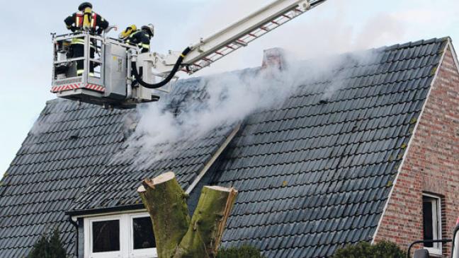 Feuer lodert unterm Dach