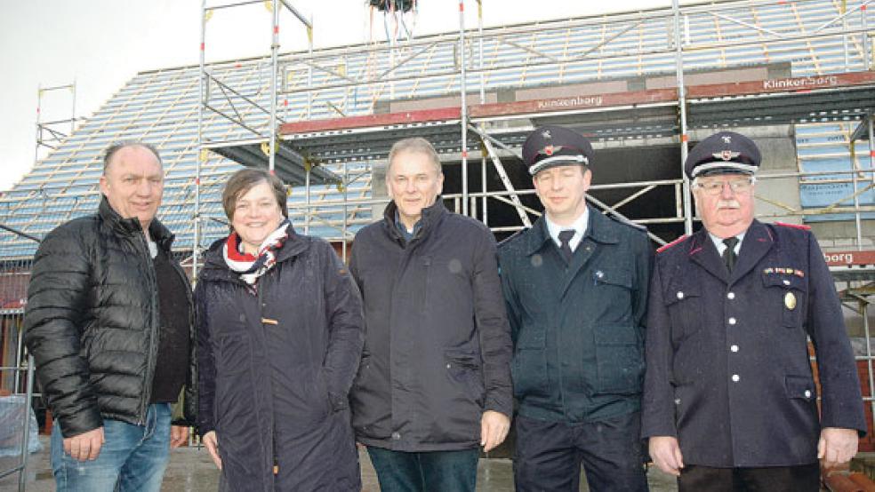 Beim Richtfest auf der Baustelle: Bauunternehmer Johann Pott, Christine Müller (Kontur Planungsgesellschaft, Oldenburg), Bürgermeister Gerald Sap, Ortsbrandmeister Thomas Kempen sowie Ehrenortsbrandmeister und Ortsvorsteher Kurt Voß (von links). © Foto: Szyska