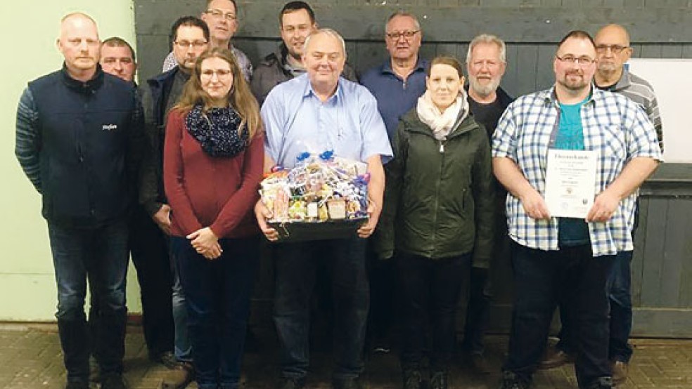 Der Vorstand des Rassekaninchenzuchtverein I 57 Weener und Umgebung zusammen mit Olaf Zippert, er wurde für zehn Jahre Vereinszugehörigkeit geehrt. Es fehlen: Dodo Fokken (ebenfalls zehn Jahre), Meint Peters (40 Jahre). © Foto: privat