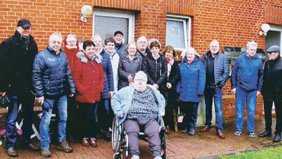 Vor der alten Schule in Aaltukerei wurde dieses Erinnerungsfoto aufgenommen. © Foto: privat