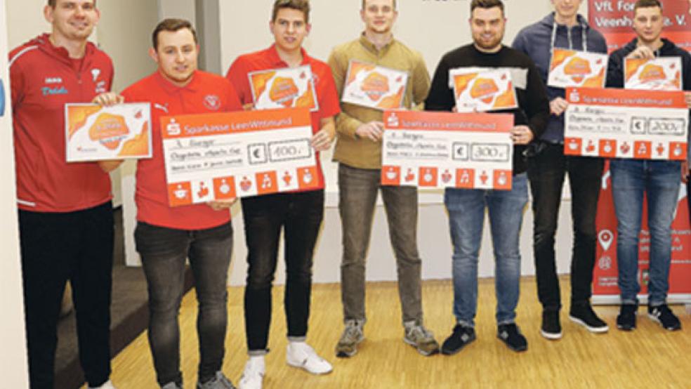 Organisator Kristian van Vügt (von links) überreichte Daniel Gidion und Jannik Boekhoff, Christian Bohlen und Mirco Ahlers sowie Tim Buß und Luca Schoon ihre Preise. © Foto: privat