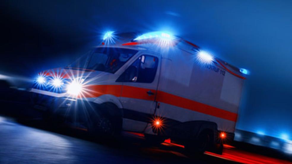 An Bord eines Autotransporters ist es gestern Abend im Emder Außenhafen zu einem Arbeitsunfall gekommen, bei dem ein Mann schwere Verletzungen erlitten hat. Er wurde mit einem Rettungswagen ins Krankenhaus gebracht. © Symbolfoto: Pixabay