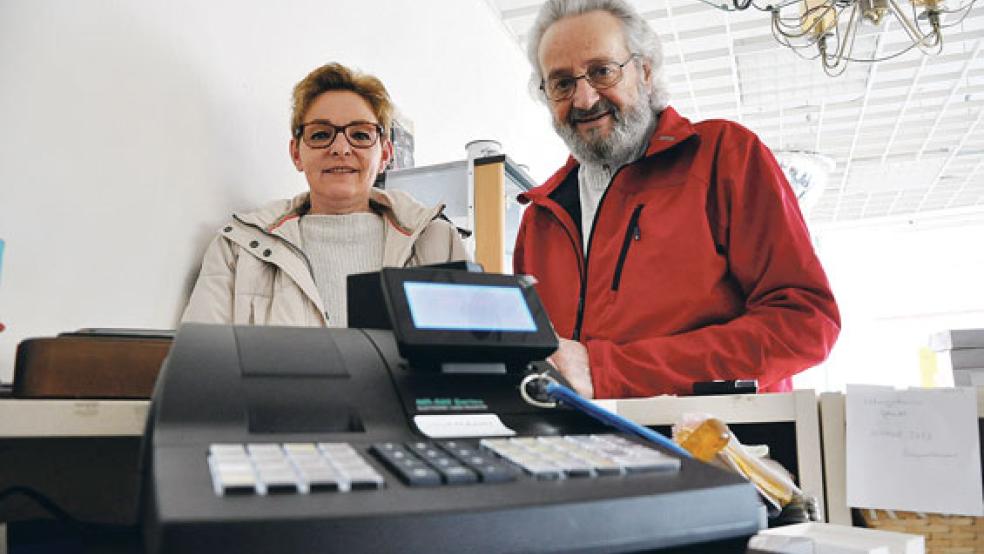 Sind zufrieden mit der neuen Kasse im Sozialen Kaufhaus: Susanne Röskens und Volker Kraft. © Foto: Boelmann