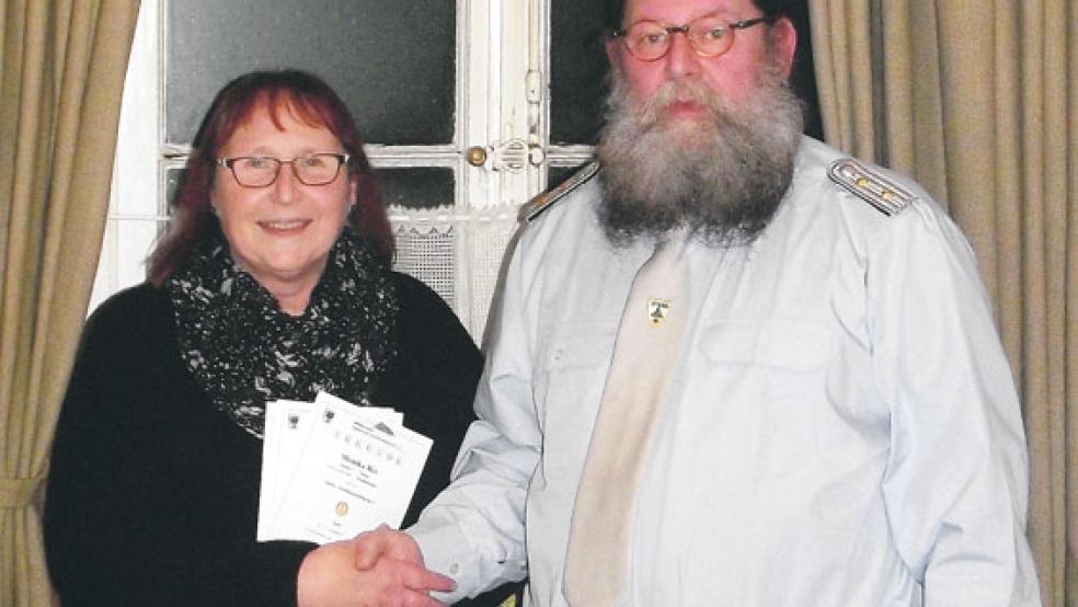 Auszeichnungen auf der Versammlung der Kyffhäuser-Kameradschaft Stapelmoor: Monika und Hermann Josef Rix überreichten die Leistungsabzeichen Gold, Silber und Bronze Luftgewehr. © Fotos: privat