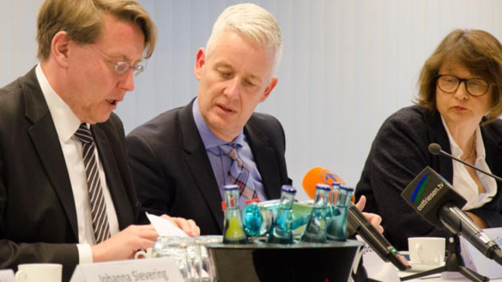 Die Landräte Marc-André Burgdorf (Emsland, links) und Matthias Groote informierten heute über die Corona-Lage in ihren Landkreisen. Rechts: Heike de Vries, Leiterin des Gesundheitsamtes beim Kreis Leer. © Foto: Hanken