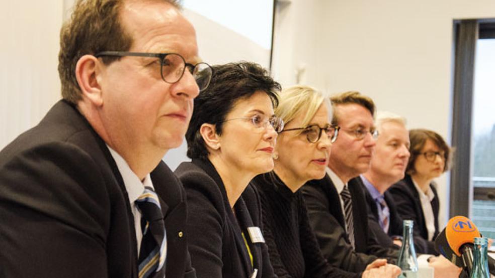 Allianz gegen das Virus: (von links) Dr. Thomas Klapperich (Chefarzt Marien Hospital), Klinik-Geschäftsführerin Veronika von Manowski, Johanna Sievering (Leiterin Fachbereich Gesundheit Landkreis Emsland), Landrat Marc-André Burgdorf (Emsland), Landrat Matthias Groote (Leer) und Heike de Vries, Leiterin Gesundheitsamt Kreis Leer. © Foto: Hanken